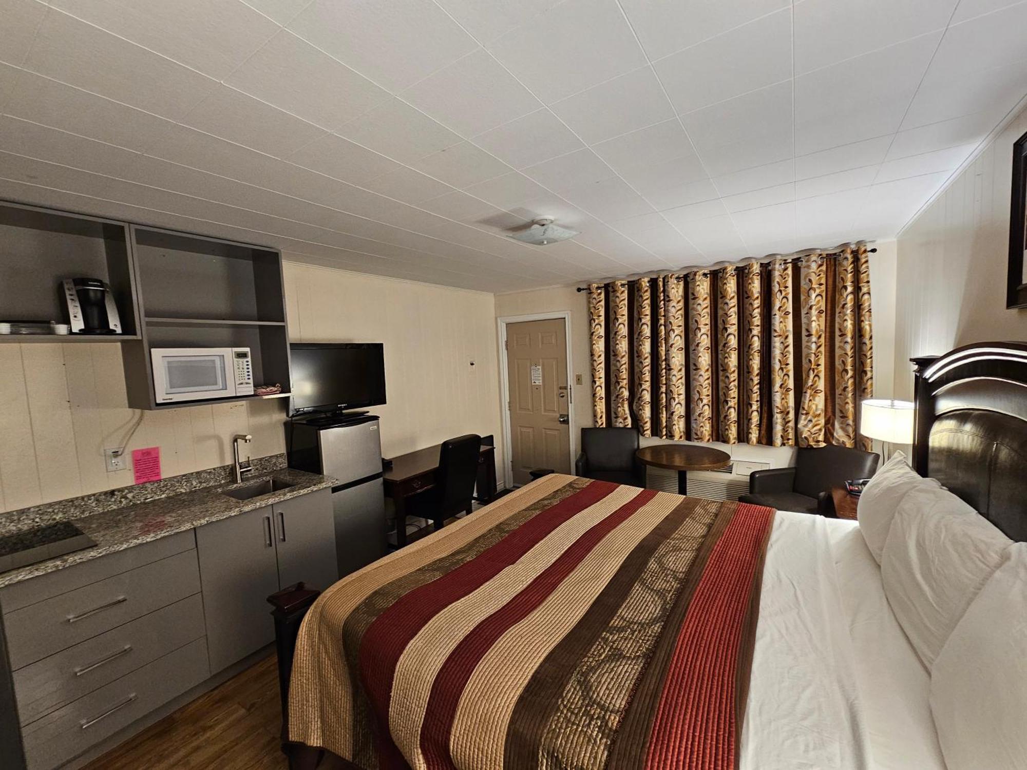 Parkway Motel & European Lodges Pincher Creek Extérieur photo