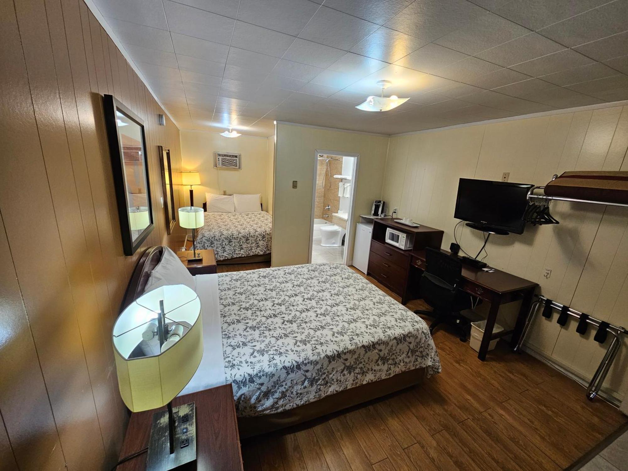 Parkway Motel & European Lodges Pincher Creek Extérieur photo