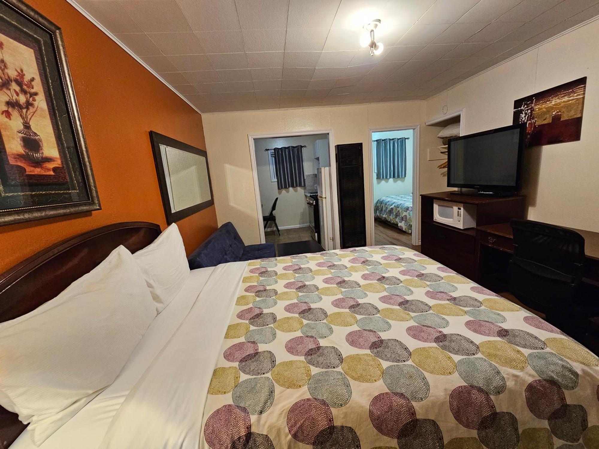 Parkway Motel & European Lodges Pincher Creek Extérieur photo