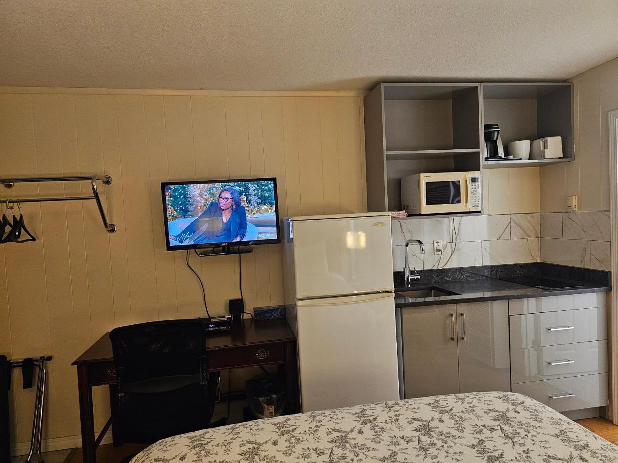 Parkway Motel & European Lodges Pincher Creek Extérieur photo