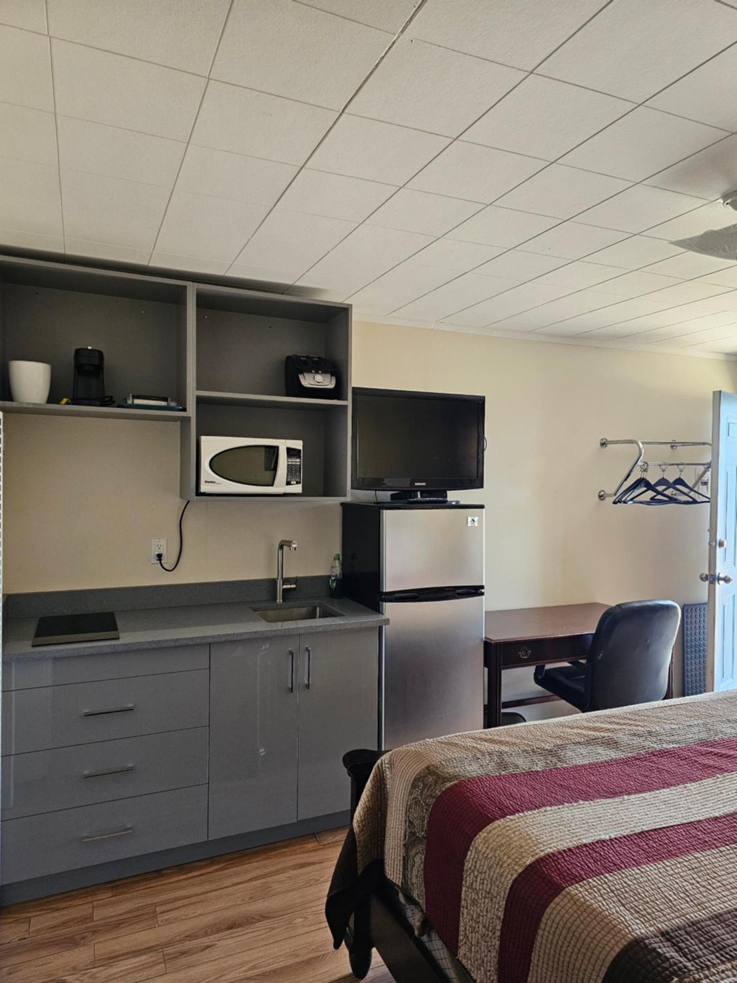 Parkway Motel & European Lodges Pincher Creek Extérieur photo
