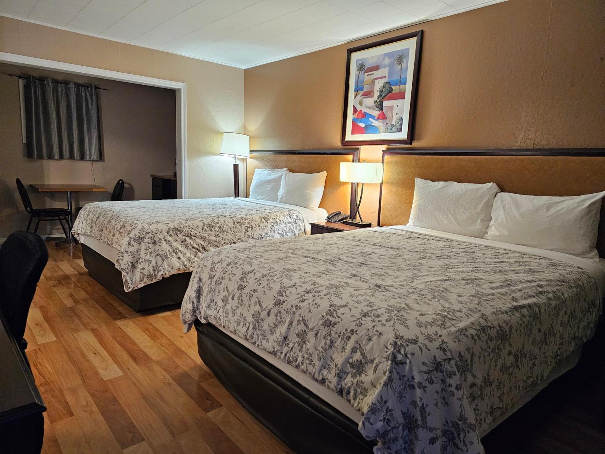 Parkway Motel & European Lodges Pincher Creek Extérieur photo