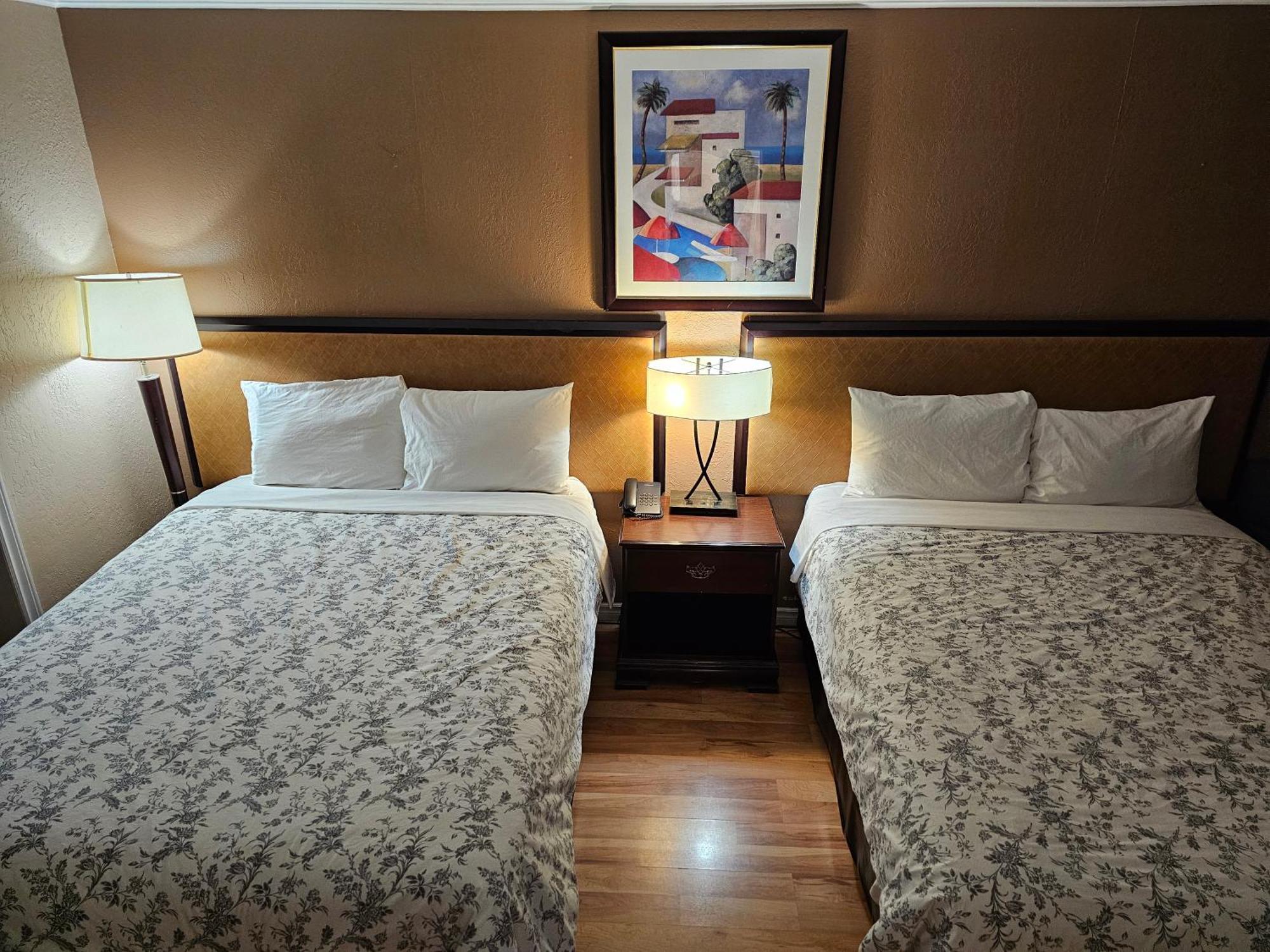 Parkway Motel & European Lodges Pincher Creek Extérieur photo