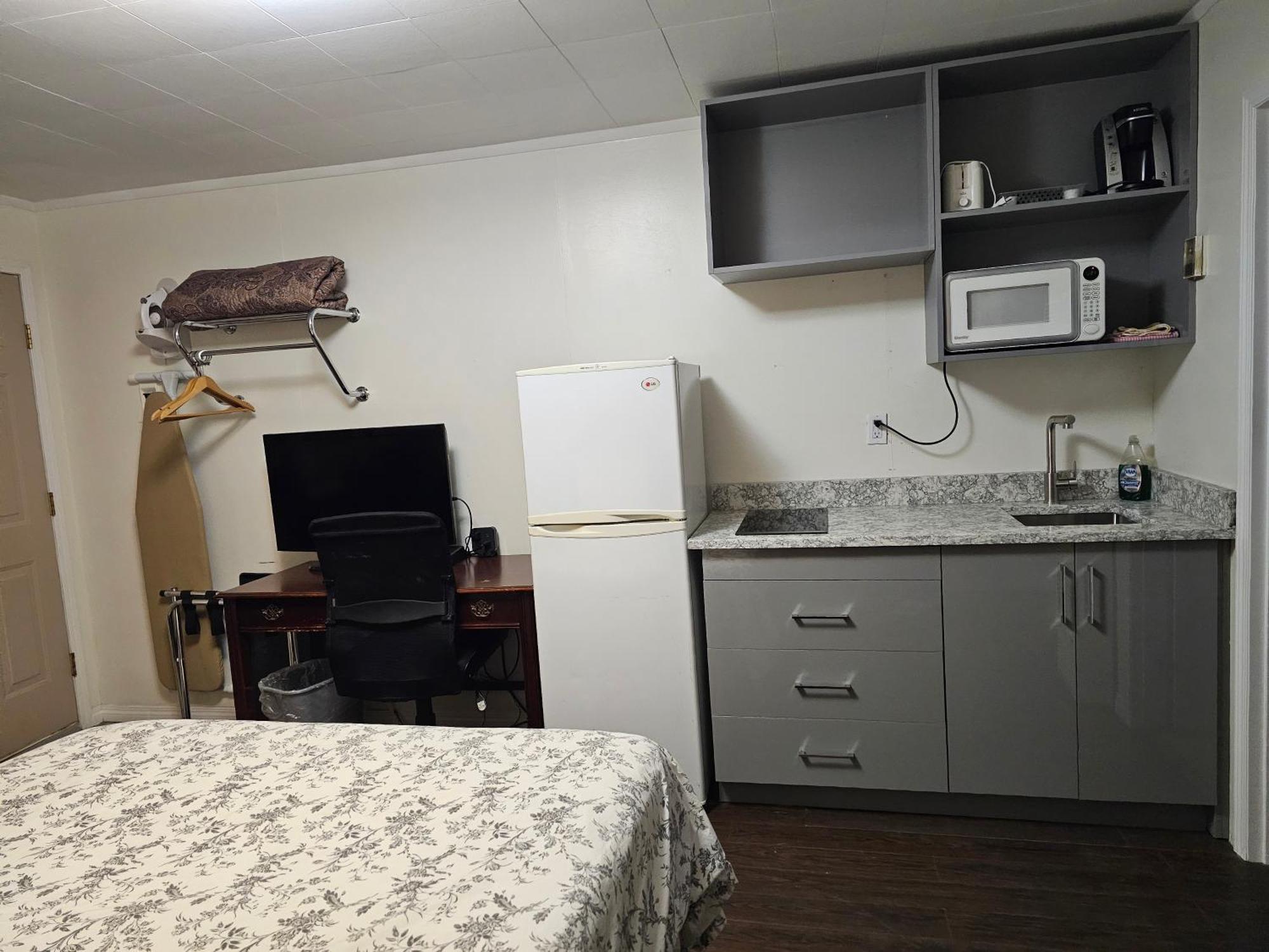 Parkway Motel & European Lodges Pincher Creek Extérieur photo