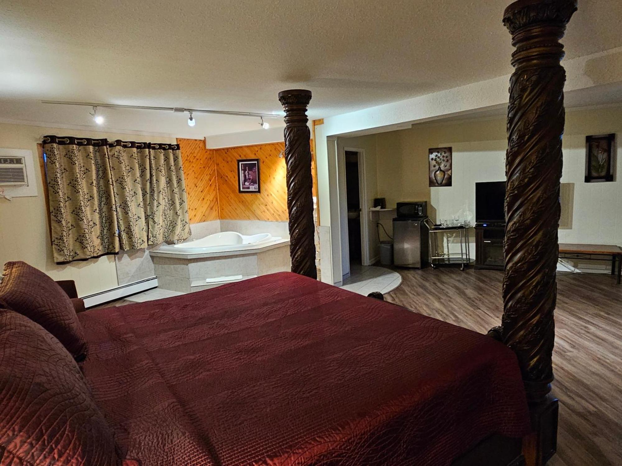 Parkway Motel & European Lodges Pincher Creek Extérieur photo