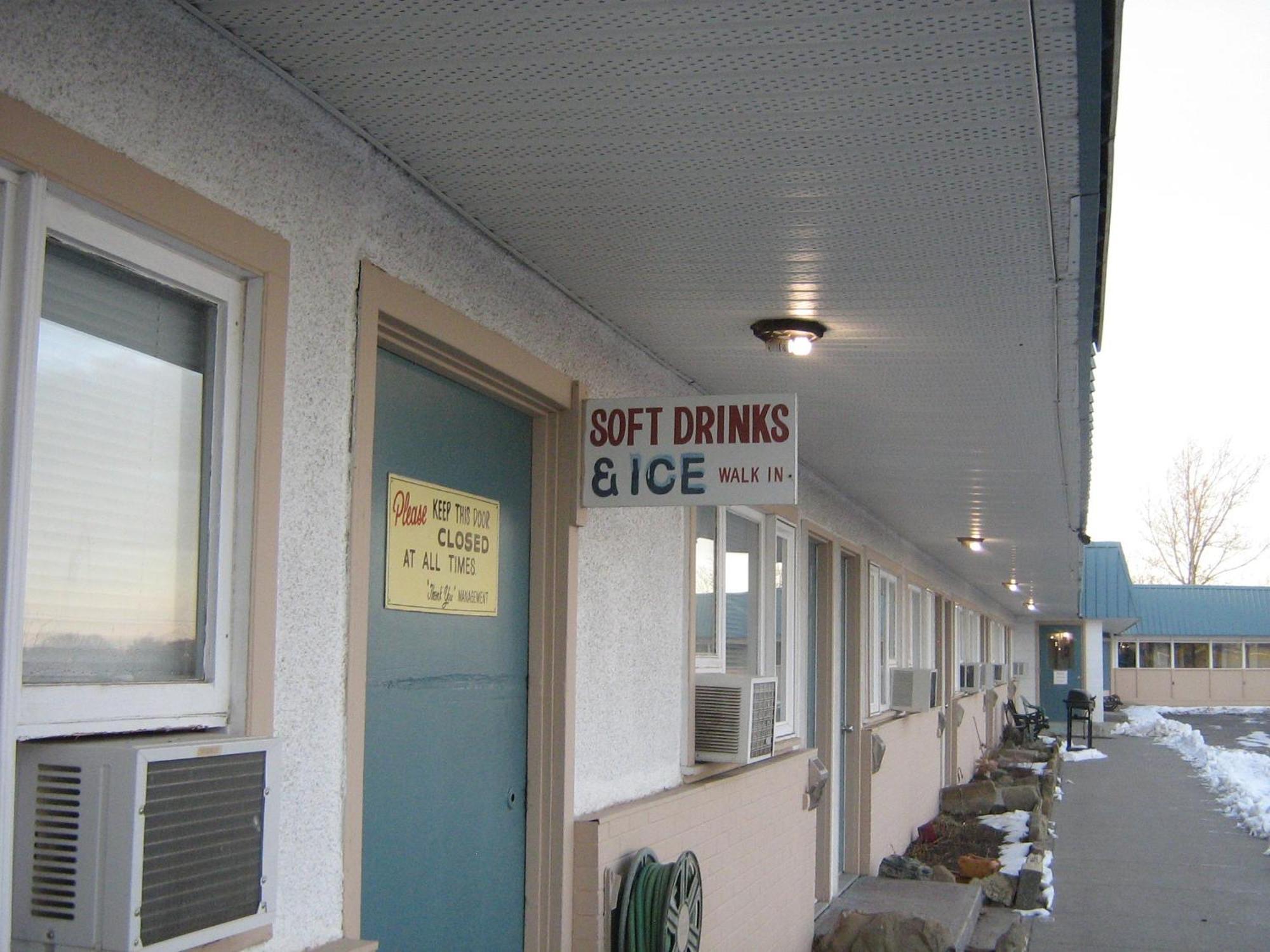 Parkway Motel & European Lodges Pincher Creek Extérieur photo