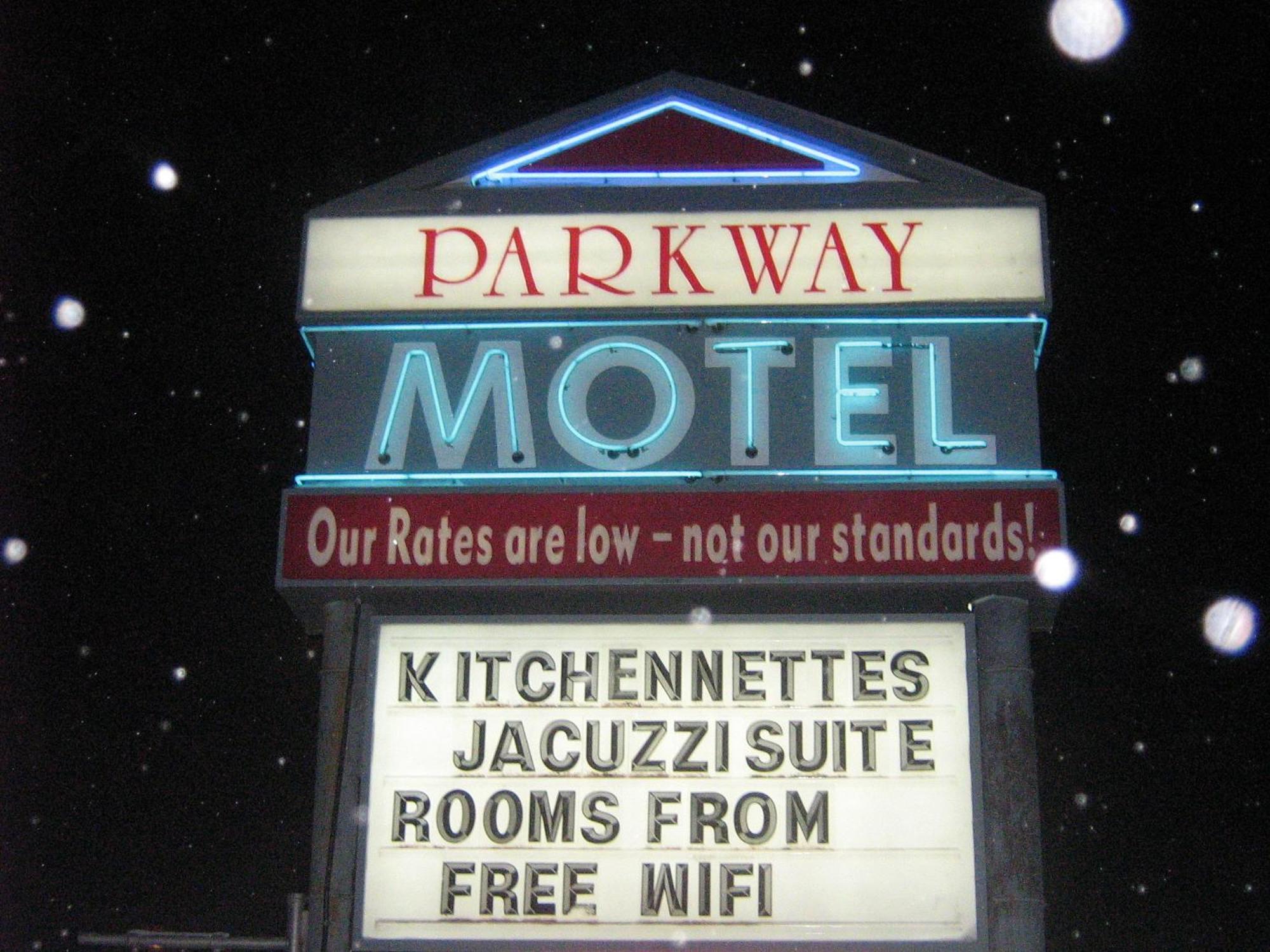 Parkway Motel & European Lodges Pincher Creek Extérieur photo
