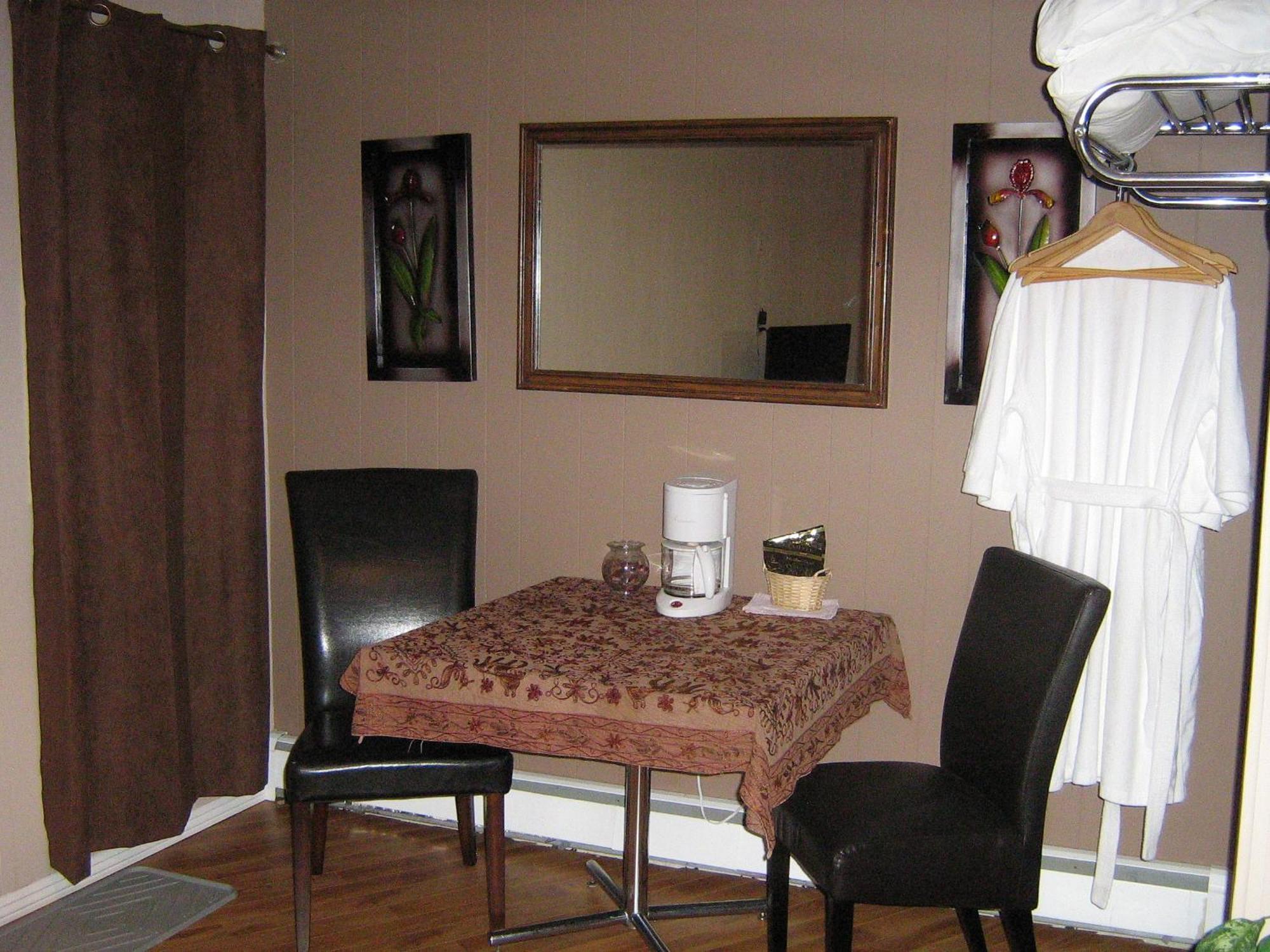 Parkway Motel & European Lodges Pincher Creek Extérieur photo
