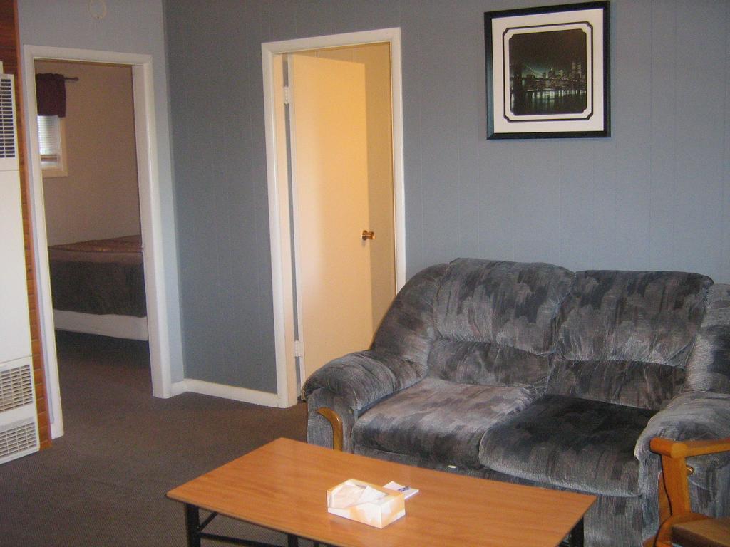 Parkway Motel & European Lodges Pincher Creek Extérieur photo