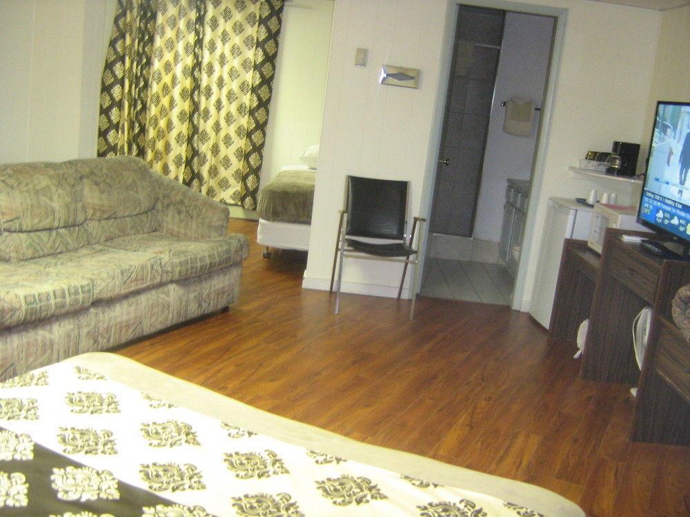 Parkway Motel & European Lodges Pincher Creek Extérieur photo