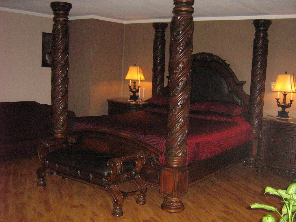Parkway Motel & European Lodges Pincher Creek Extérieur photo