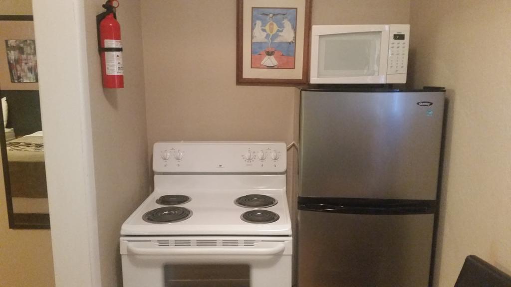 Parkway Motel & European Lodges Pincher Creek Extérieur photo