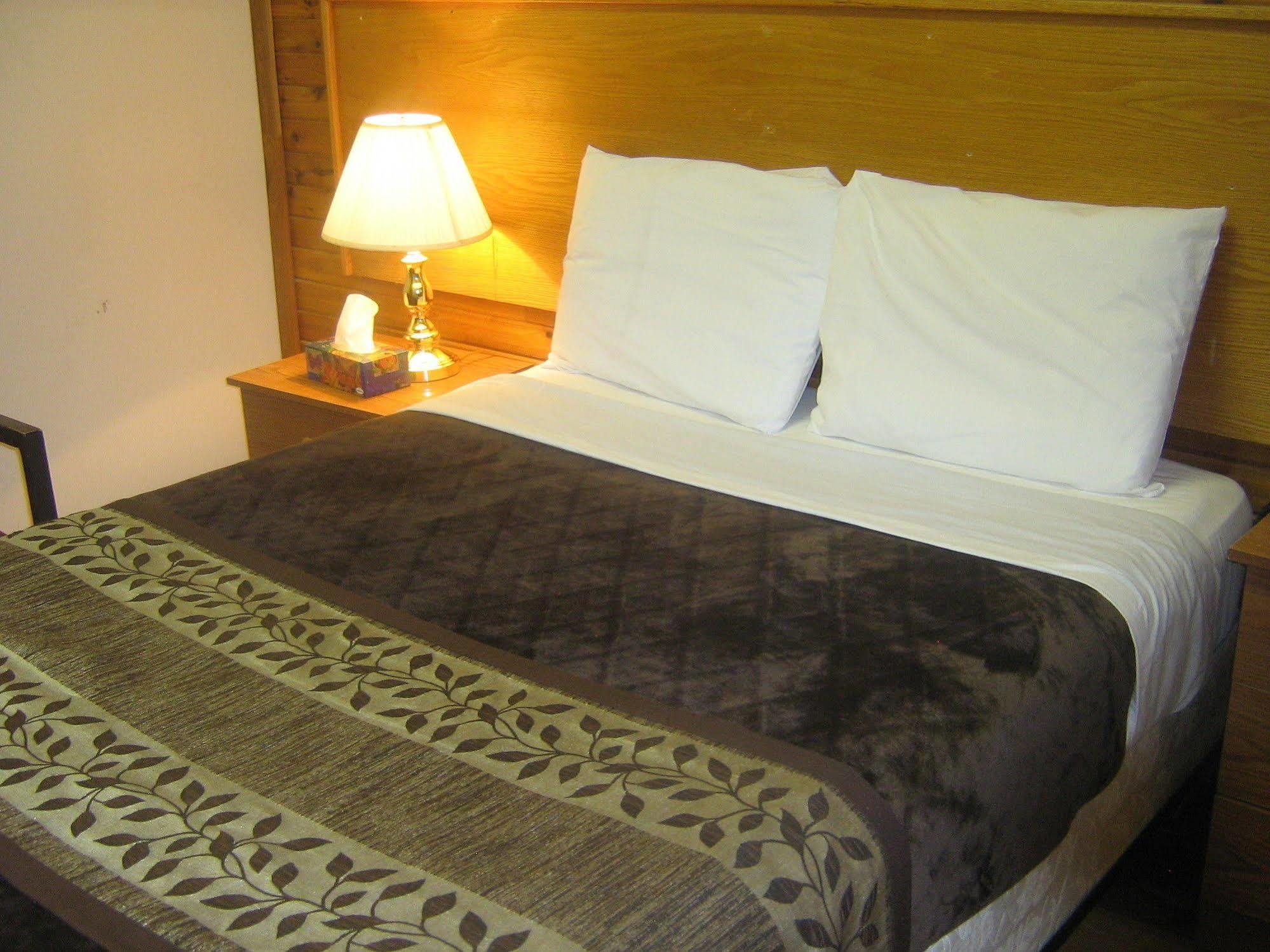 Parkway Motel & European Lodges Pincher Creek Extérieur photo