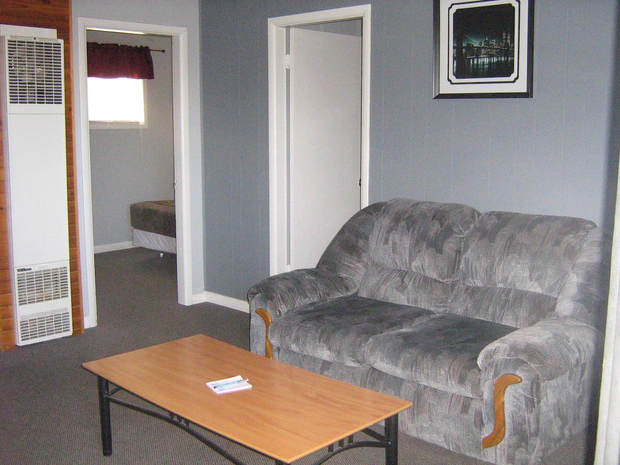 Parkway Motel & European Lodges Pincher Creek Extérieur photo