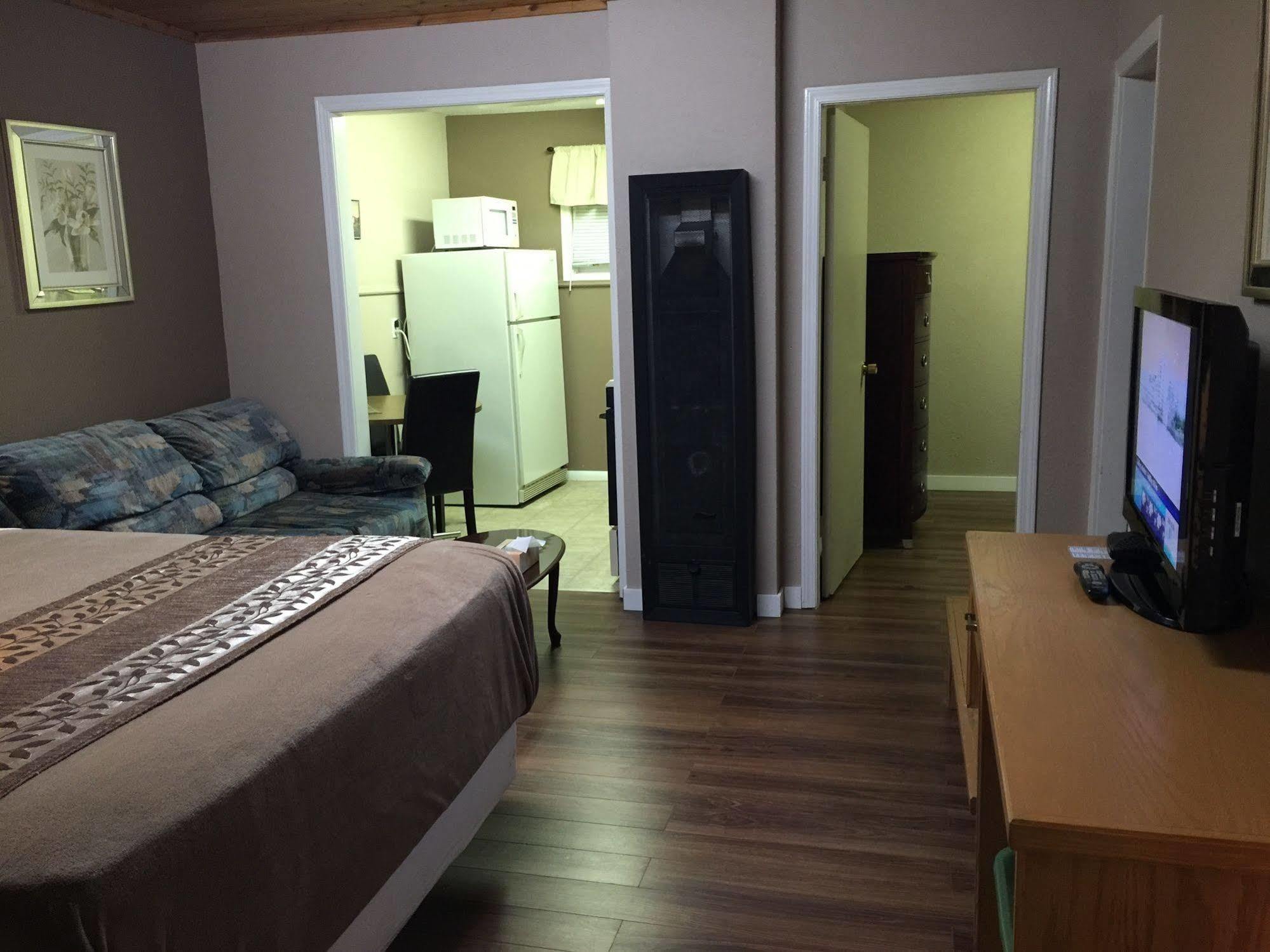 Parkway Motel & European Lodges Pincher Creek Extérieur photo