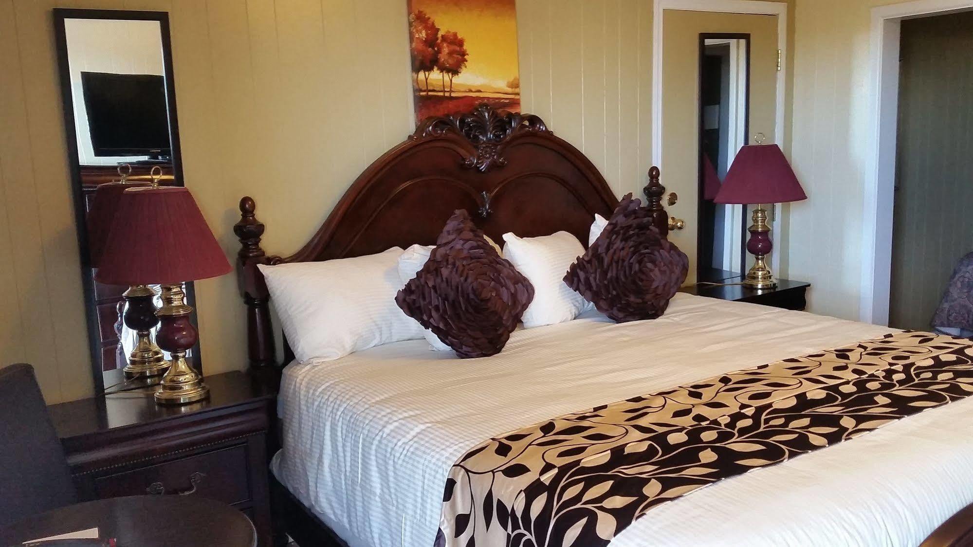 Parkway Motel & European Lodges Pincher Creek Extérieur photo