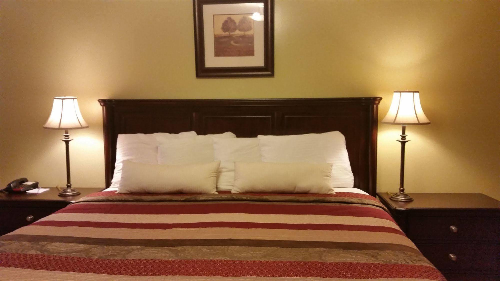 Parkway Motel & European Lodges Pincher Creek Extérieur photo