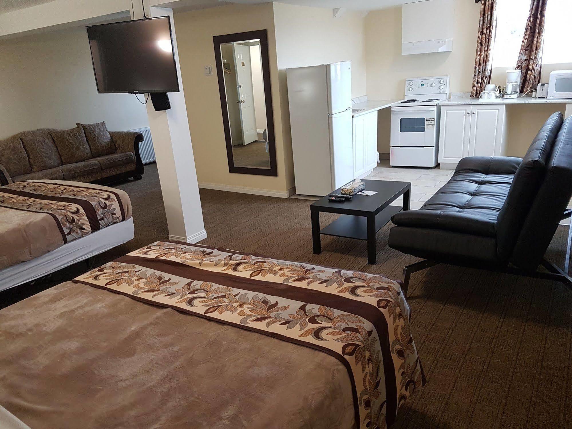 Parkway Motel & European Lodges Pincher Creek Extérieur photo
